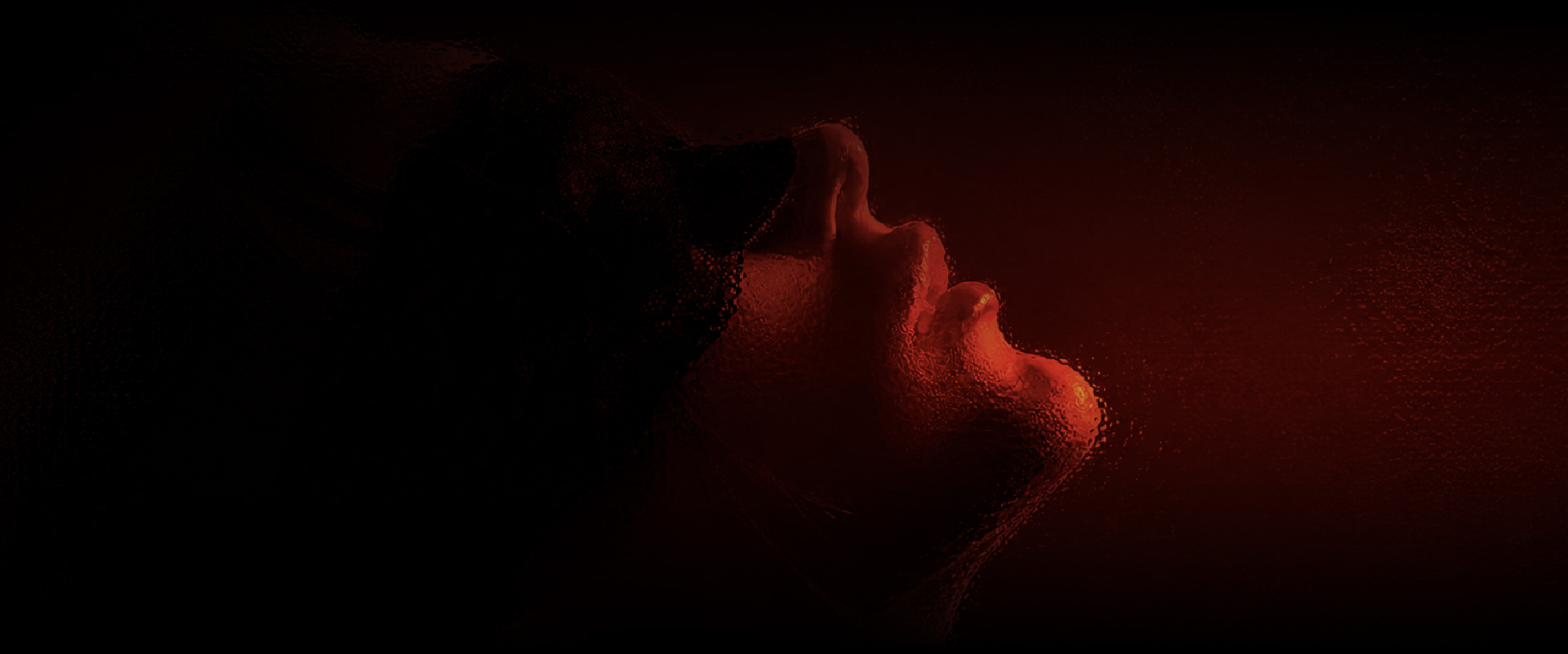 Perfil con los ojos cerrados en luz roja, presencia durante el masaje tántrico